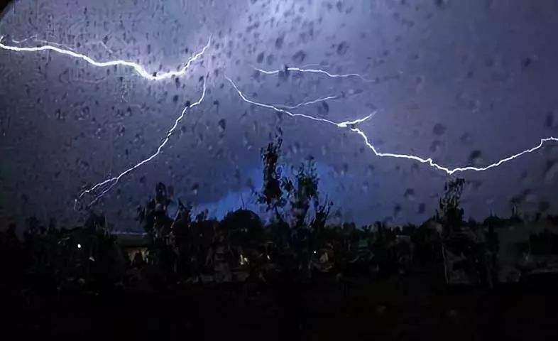 暴雨來襲，請注意人身安全
